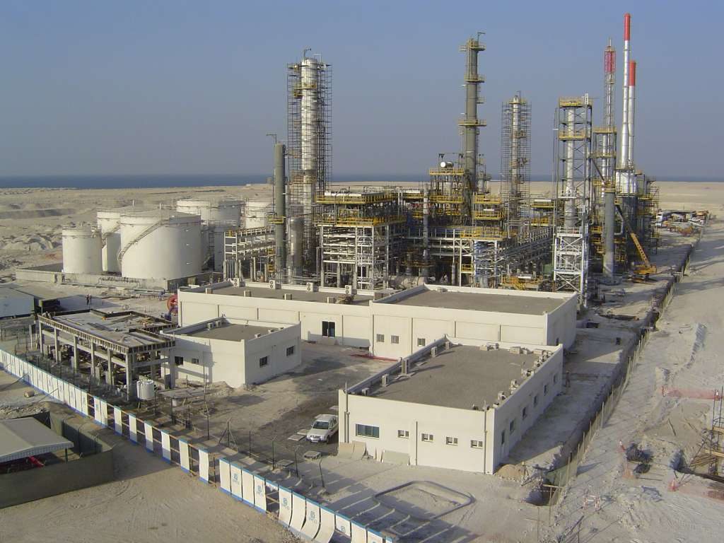 Aerial view of the linear alkyl benzene plant: process units, storage tanks and plant buildings.